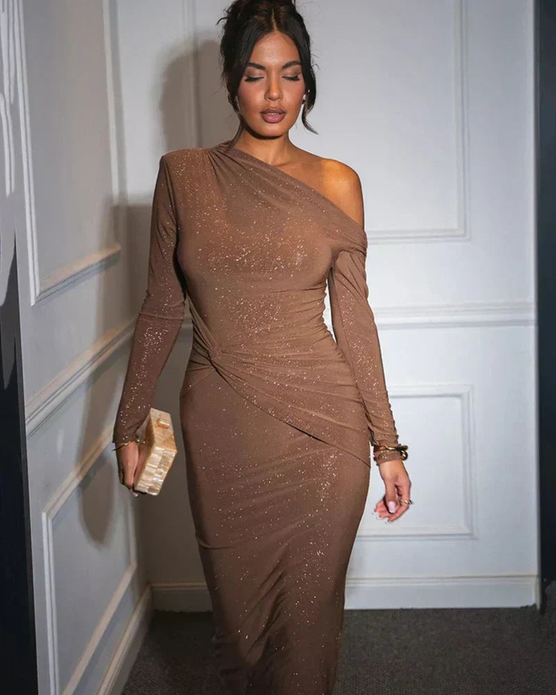 Alma Renata™ | Maxi vestido asimétrico brillante